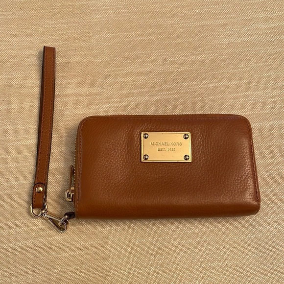 Michael Kors Handbags - Michael Kors leather wristlet